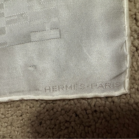 Hermès AUTHENTIC Vintage White H Classic Logo Petit Carré Small Scarf 100% Silk - Picture 7 of 16